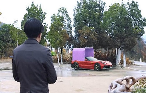 Thành đạt lái siêu xe về làng, chàng trai nhận cái kết dở khóc dở cười